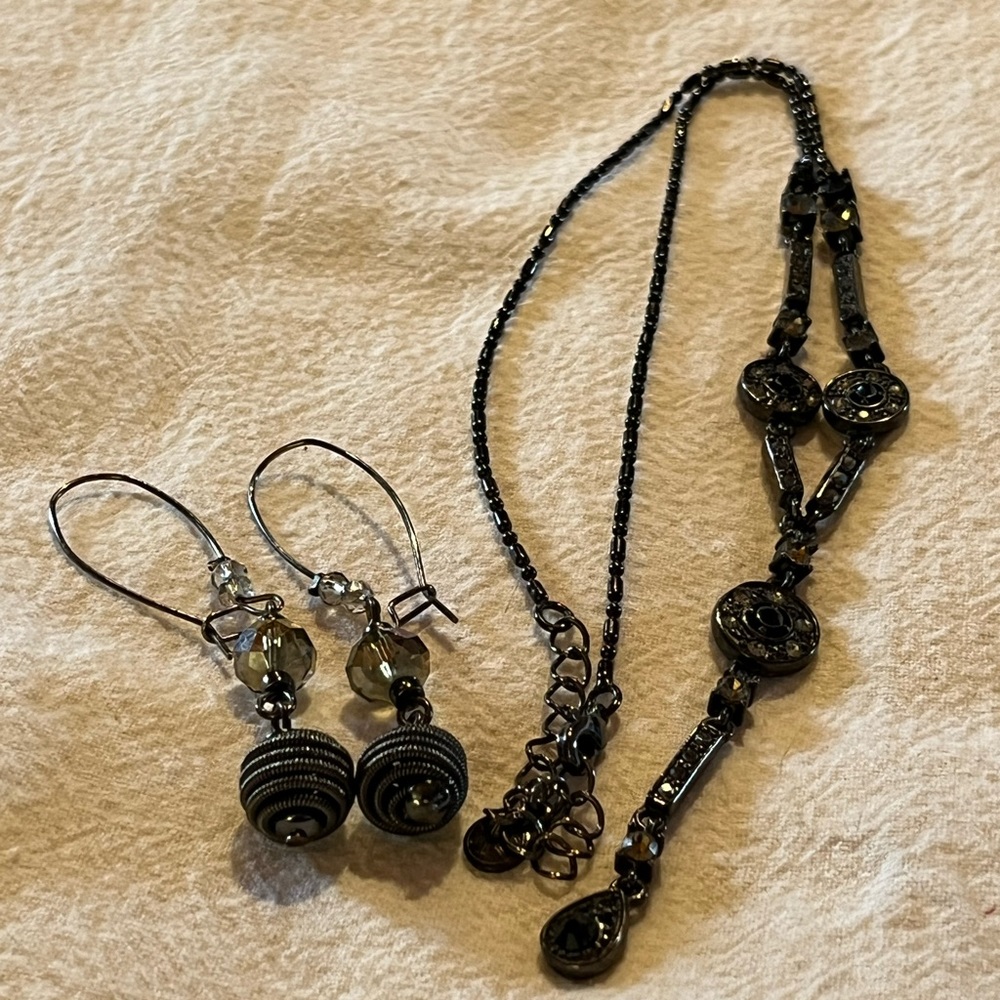 Xiomara Castro XC black bead drop necklace lobster claw closure w/Vera Wang ears